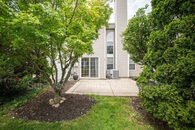 Building Photo - 605 Doral Dr