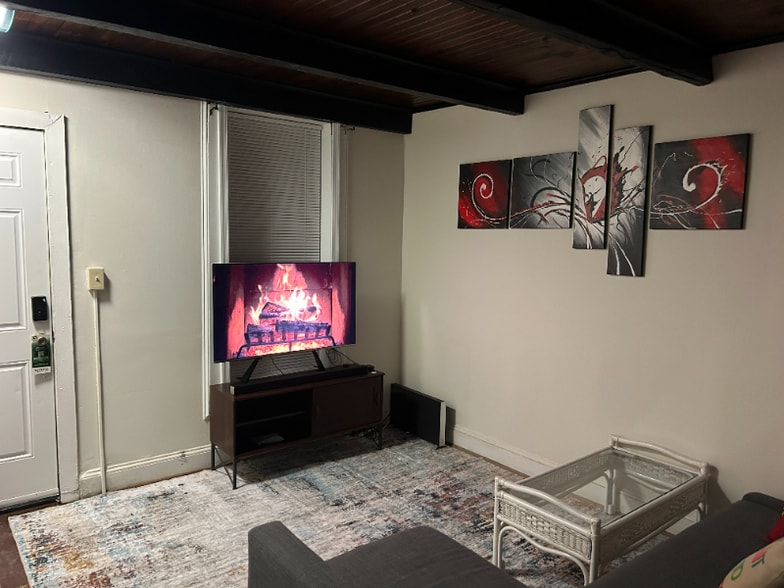 Building Photo - 107 N Port St