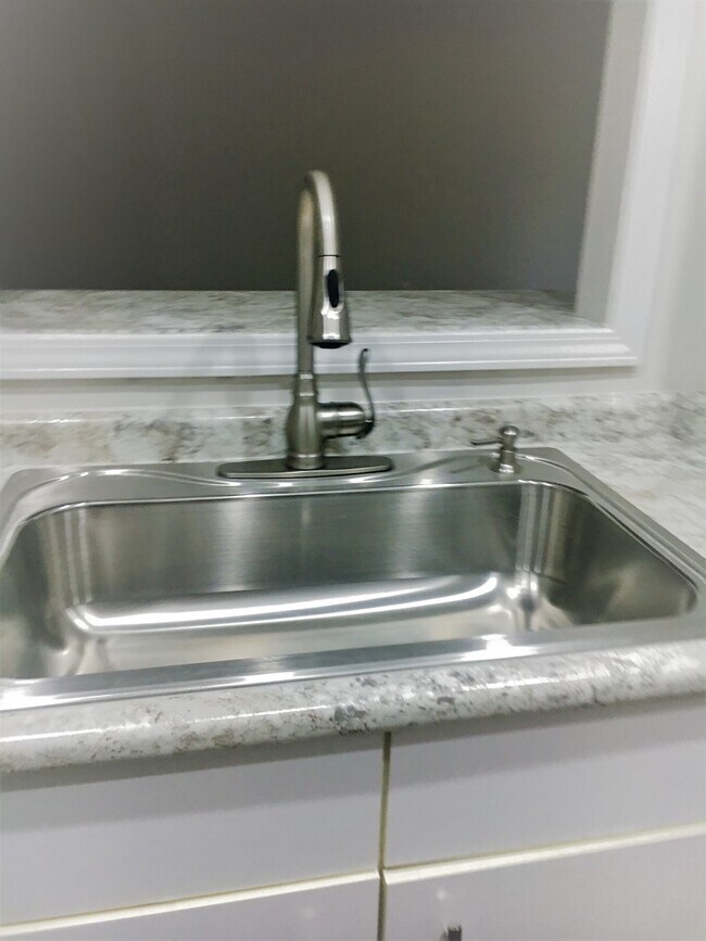 Building Photo - 3 miles to Wrightsville Beach! 1 Block fro...