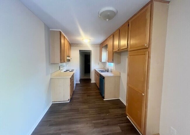 Building Photo - Brick one level home, Live Oak Tree, 3-4 bedrooms, fenced yard, deck.