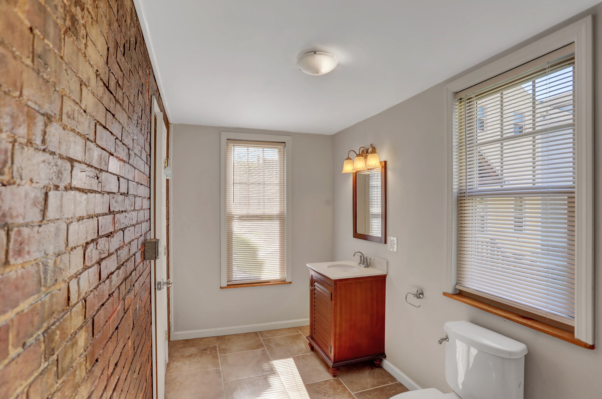 Building Photo - 605 Grace St