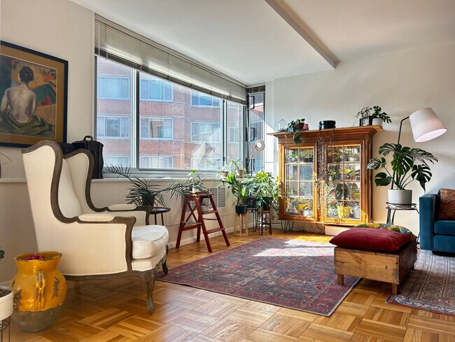 Living Room - 4200 Cathedral Ave NW