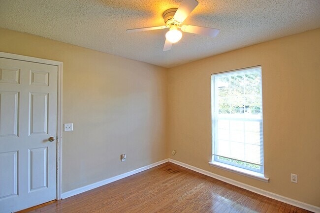 Building Photo - 948 Wedgewood Way