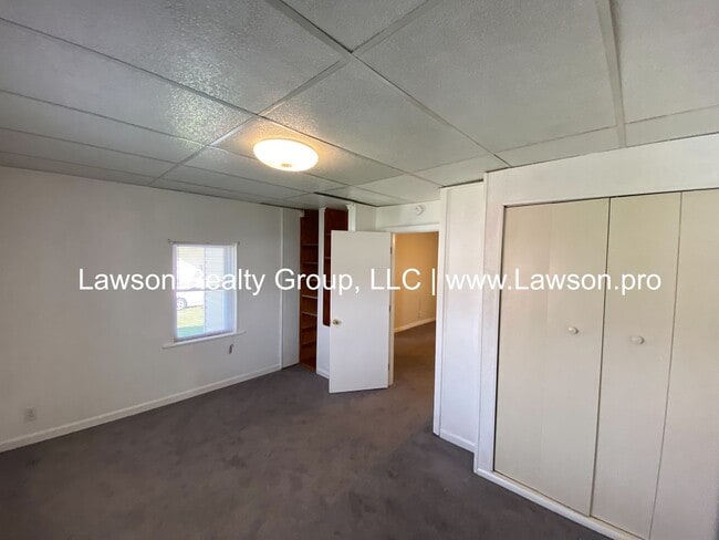 Building Photo - One Level Living with Nice Yard
