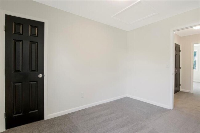 Building Photo - 551 Valley Hill Rd SE