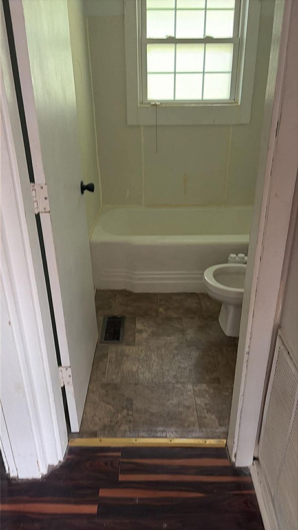 Building Photo - Oak Ridge 37830 - Move-In Ready 2 bedroom duplex - Call Lisa or Shannon