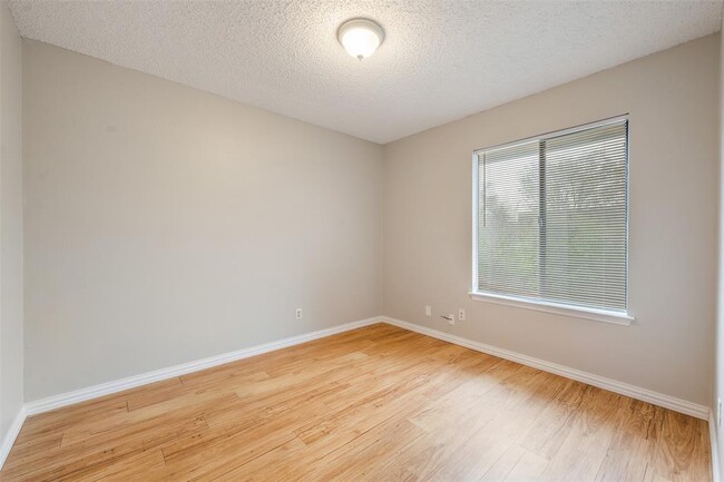 Building Photo - 9520 Quail Village Ln