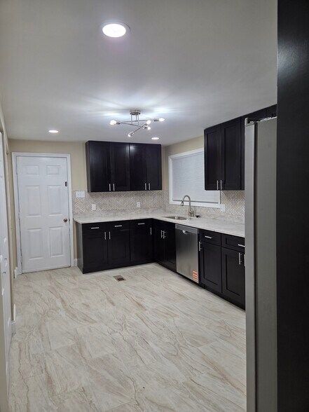 Building Photo - 4239 Glenn Dale Rd