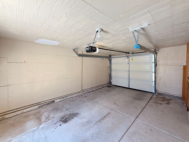 Building Photo - Spacious 2B/1BA Upgraded House w/ W/D, Lar...