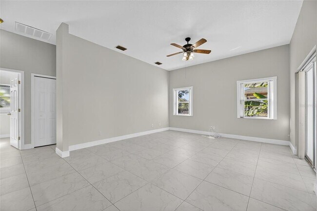 Building Photo - 172 Lake Shore Dr W