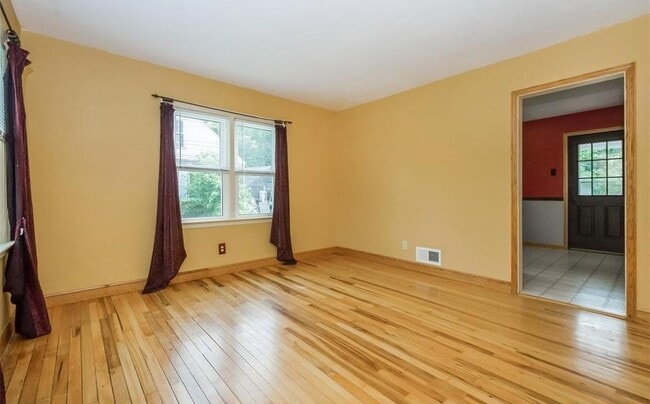 Building Photo - 3 Bedroom/1.5 Bathroom House - Available August 1st, 2025!