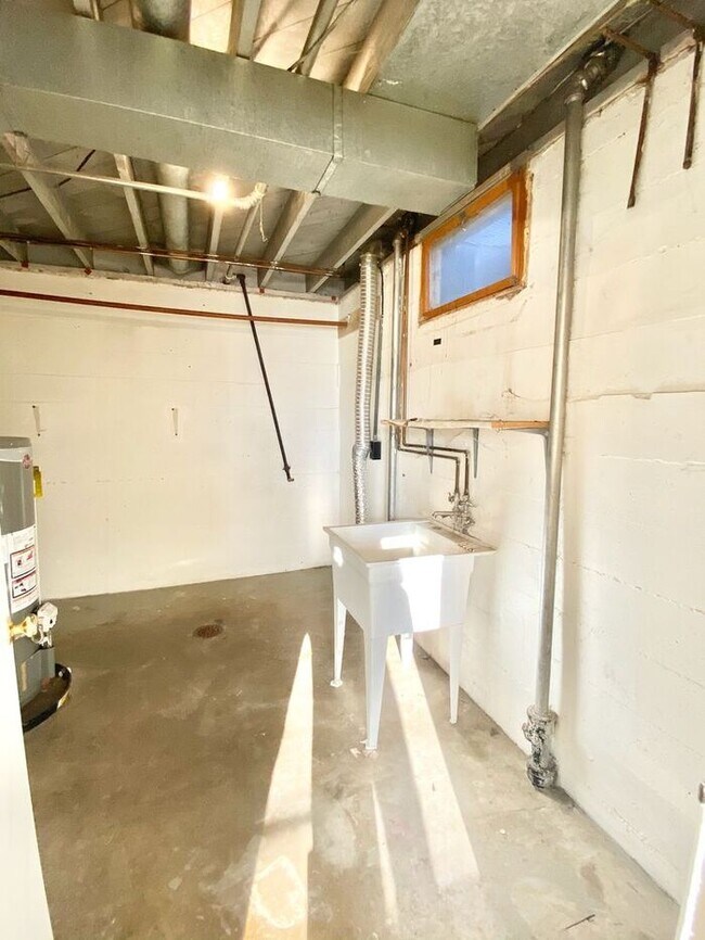 Building Photo - Large 2 bed, 2 bath, 1 car garage duplex