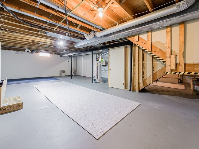 Building Photo - Welcome to this spacious single-family hom...