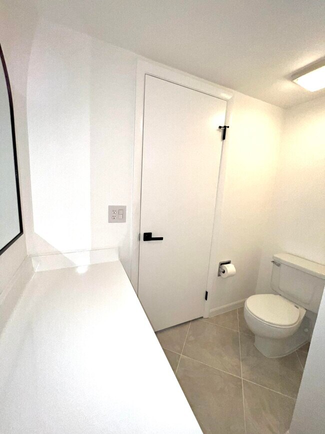 Building Photo - 904 9th Way