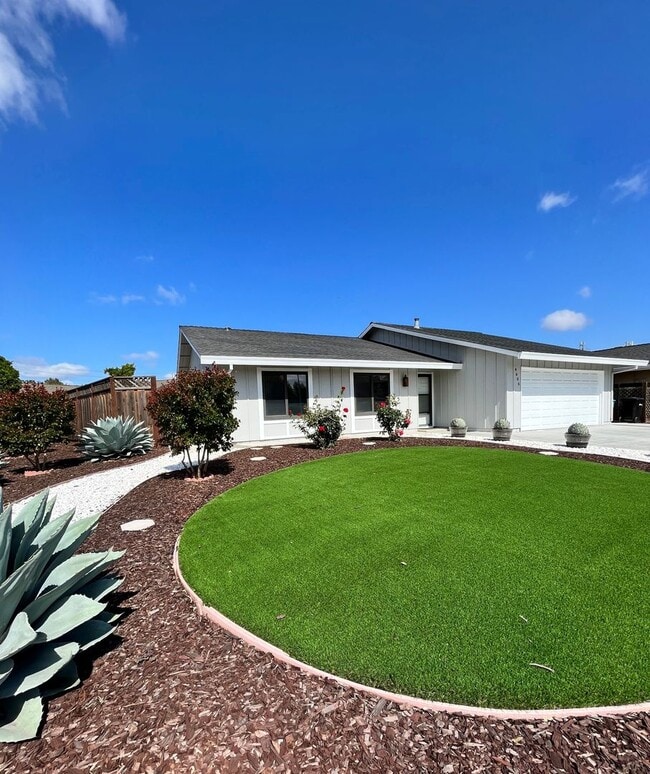 Building Photo - 3 bedroom, 2 bath home on a corner lot clo...