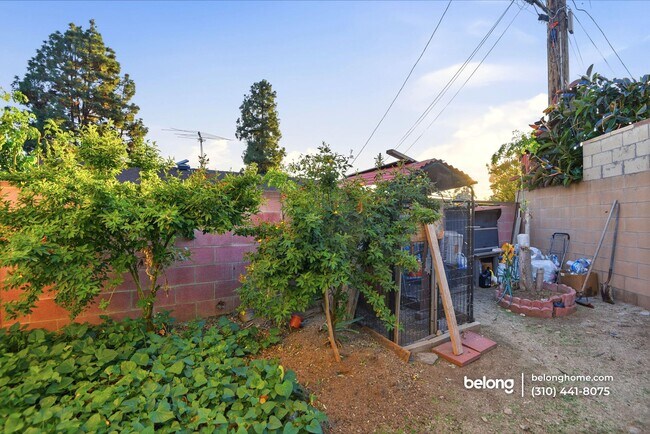 Building Photo - 648 Anita St