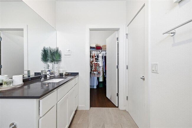 Building Photo - 814 N Bluff Dr