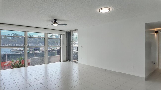 Building Photo - 1700 NW N River Dr