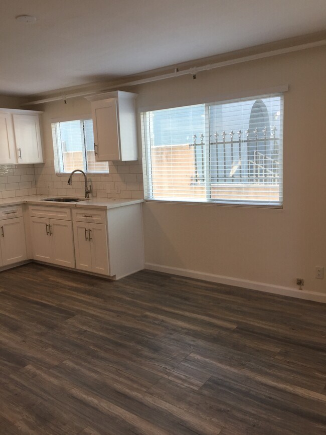 Building Photo - 516 W Century Blvd