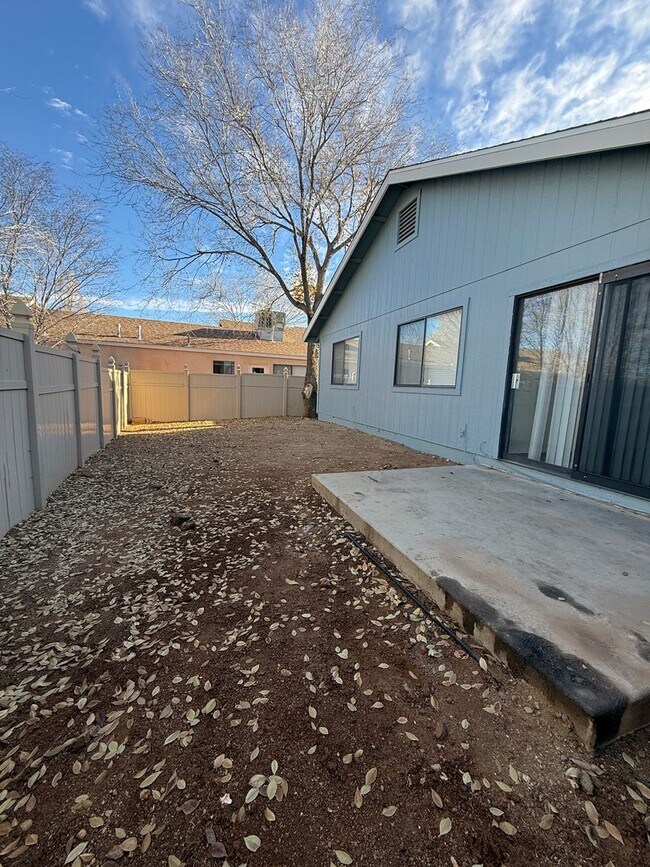 Building Photo - 8372 E Lakeshore Dr