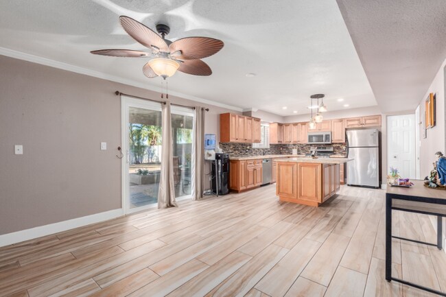 Building Photo - 3232 E Poinsettia Dr