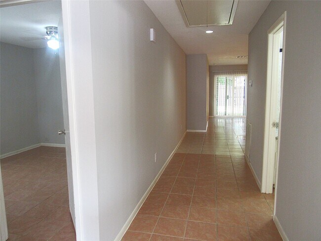 Building Photo - 8414 Beechnut St