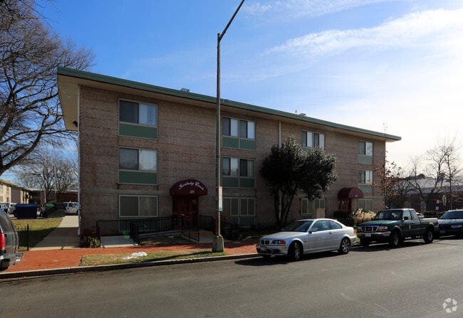 Primary Photo - Kentucky Courts Apartments