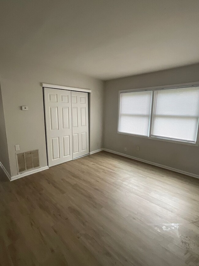 Building Photo - Quiet Two Bedroom Apartment off Rodman Ave