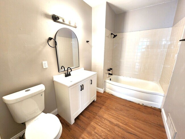 Building Photo - ENTEGJ - 3027-3029 N Holton Ave