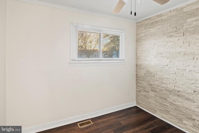 Building Photo - 903 Montrose Ave