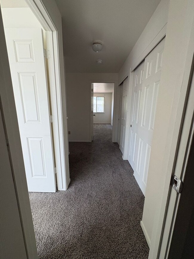 Building Photo - Cute newly remodeled townhouse
