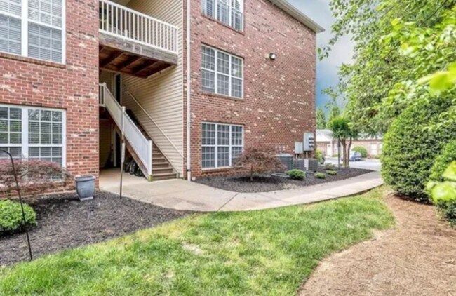 Building Photo - Wonderful updated 2 bedroom 2 bath condo on main level off Battleground ave in NW Greensboro