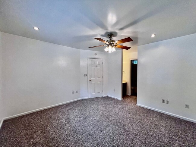 Building Photo - Gorgeous 4 Bedroom 2.5 Bath home in the he...