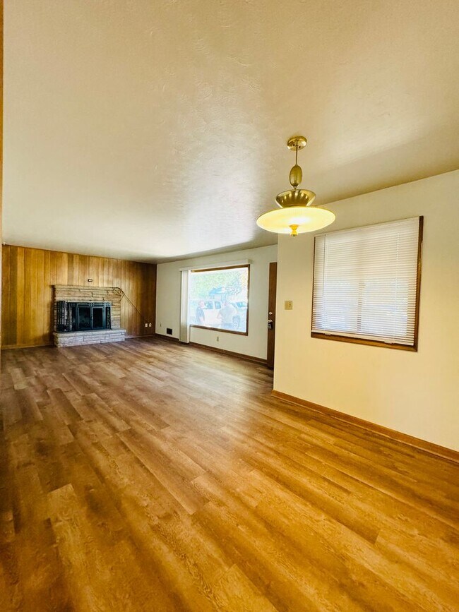 Building Photo - Spacious 4 bedroom 2 bath Ranch Style House In Fort Collins