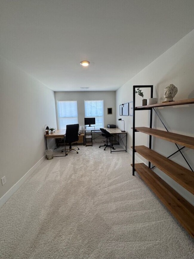 Building Photo - Move In Ready - 3 Bedrooms, 2.5 Baths. Hic...
