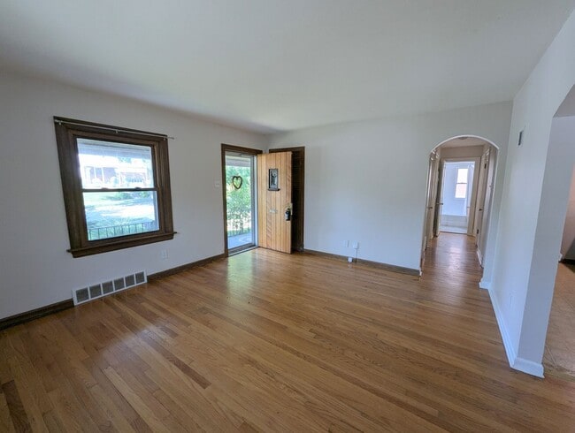 Building Photo - 8638 Henrietta Ave