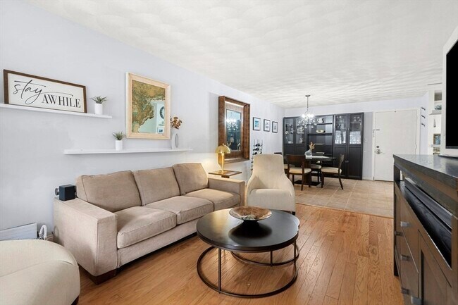 Building Photo - 7 Greenbriar Dr