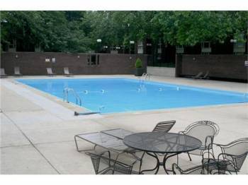 Outdoor pool - 2605 S Indiana Ave