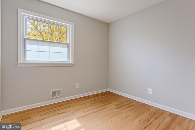 Building Photo - 3910 Canterbury Way