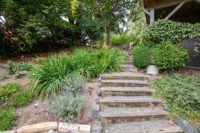 Building Photo - Dream Home in a Park Like Setting!!