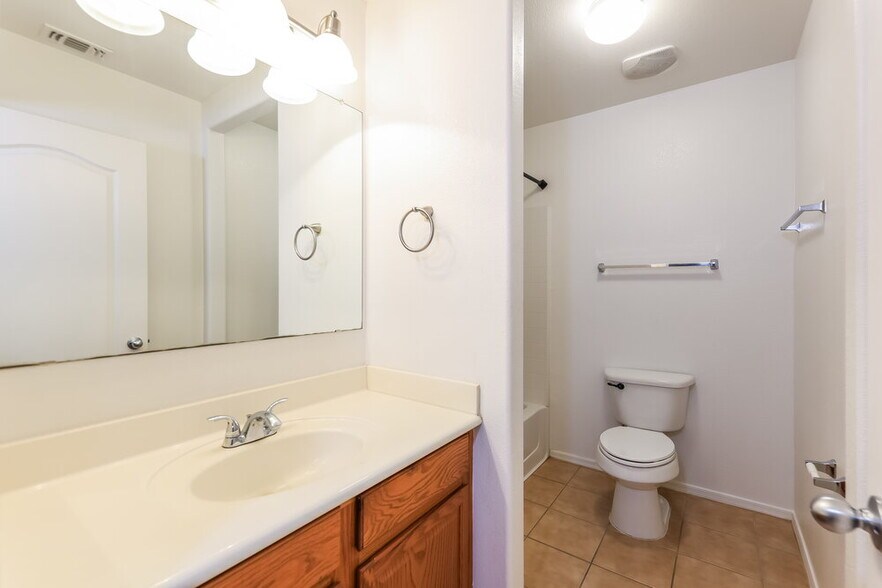 Building Photo - 17746 W Red Bird Rd