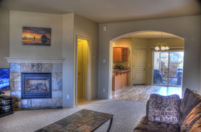 Building Photo - Darling Townhouse in Southeast Bend!