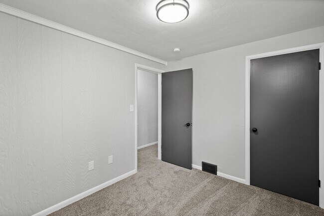 Building Photo - Stunning 3 bed, 2 bath home in East Hills available August 1!