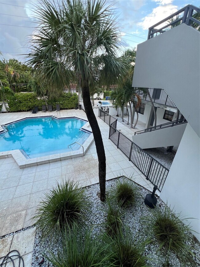 Building Photo - 2100 NE 33rd Ave