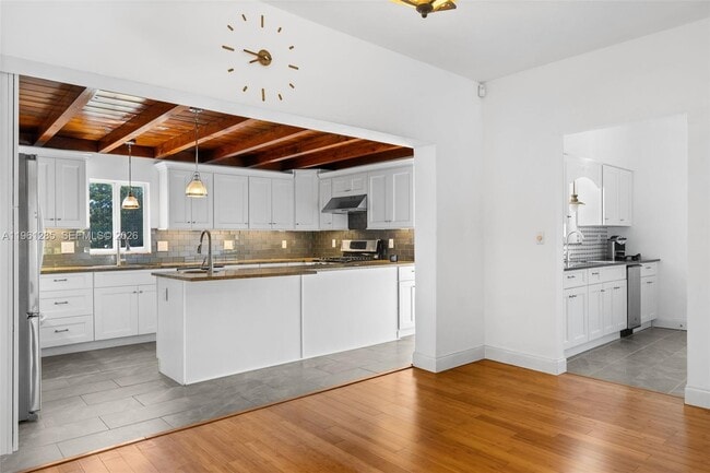 Building Photo - 404 N Shore Dr