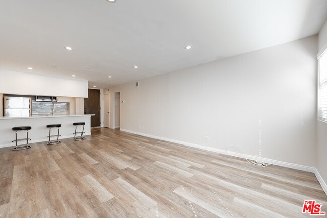 Building Photo - 532 N Rossmore Ave