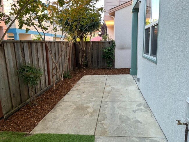 Building Photo - 15 Josefa Way