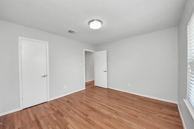 Building Photo - 12407 Meadow Ridge Dr