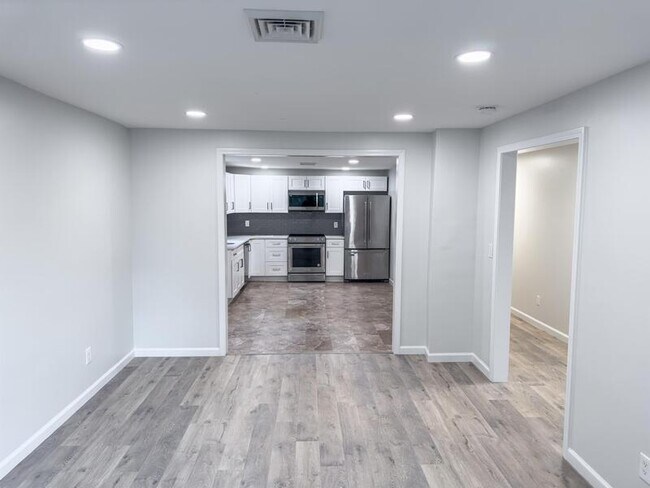 Building Photo - 453 Vineyard Ave