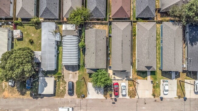 Building Photo - Welcome to this charming Craftsman-style residence nestled in the serene community of Lake Conroe...